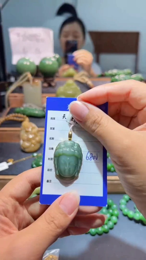 颈饰18K金镶嵌和田玉（碧玉）1