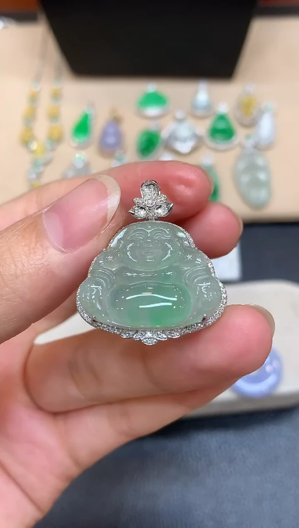 颈饰18K金镶嵌翡翠佛公【无服务费