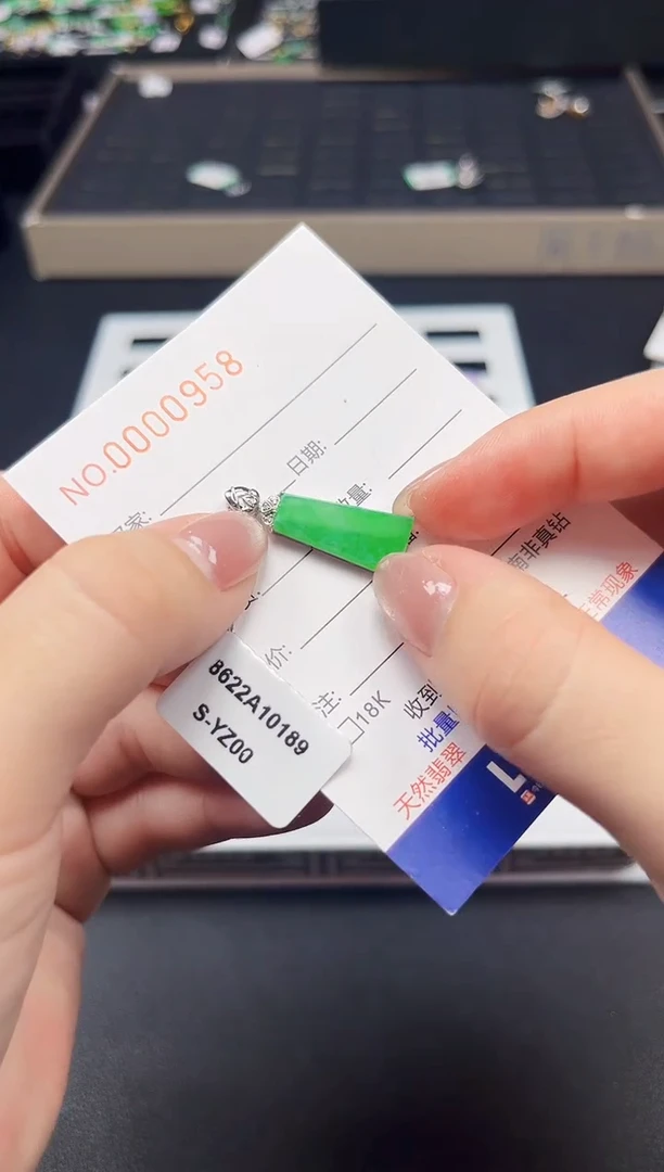 【闪购商品】翡翠吊坠(不含链)18K金镶嵌0958