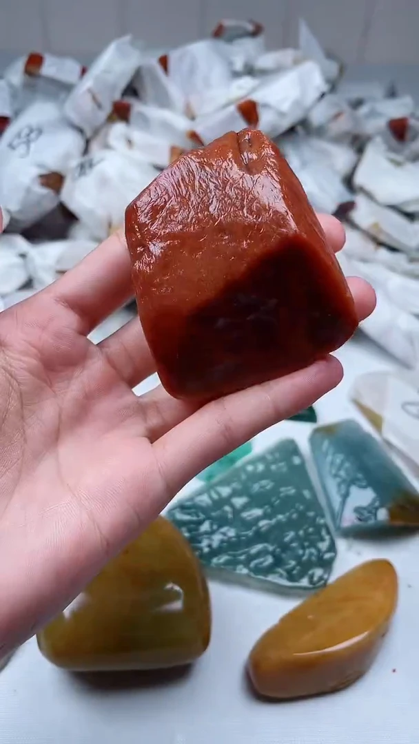 翡翠未镶嵌颈饰志****）翡翠