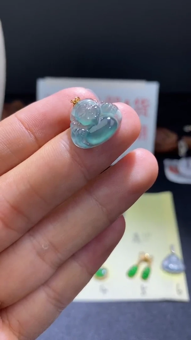 翡翠18K金镶嵌颈饰翡翠吊坠