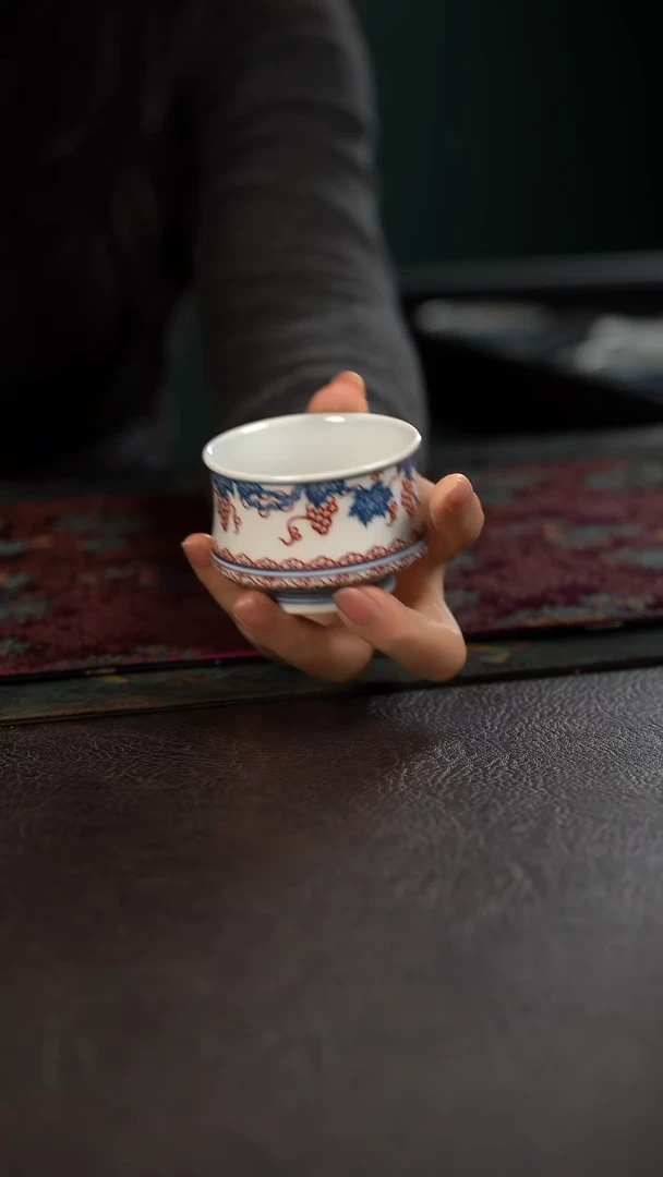贵红窑青花釉里红葡萄纹马蹄杯