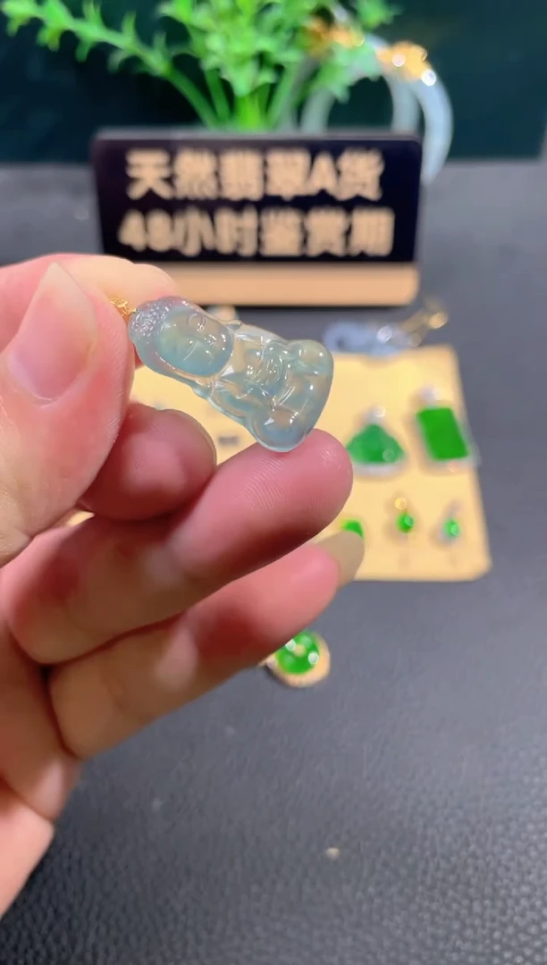 翡翠18K金镶嵌颈饰翡翠