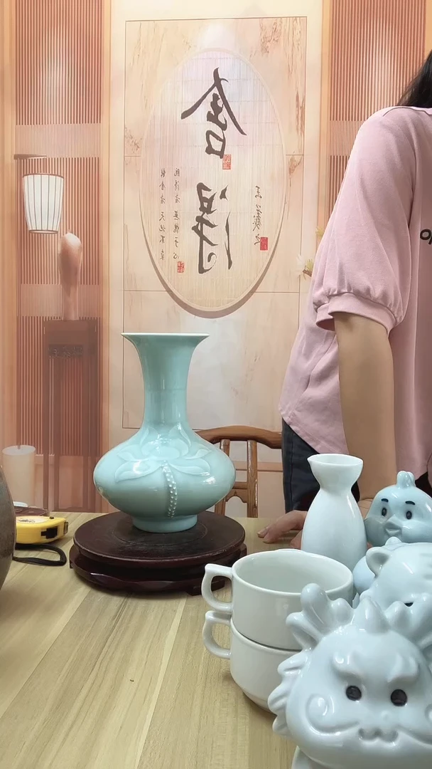 瓷扁肚小花瓶 2个，另加一个礼盒