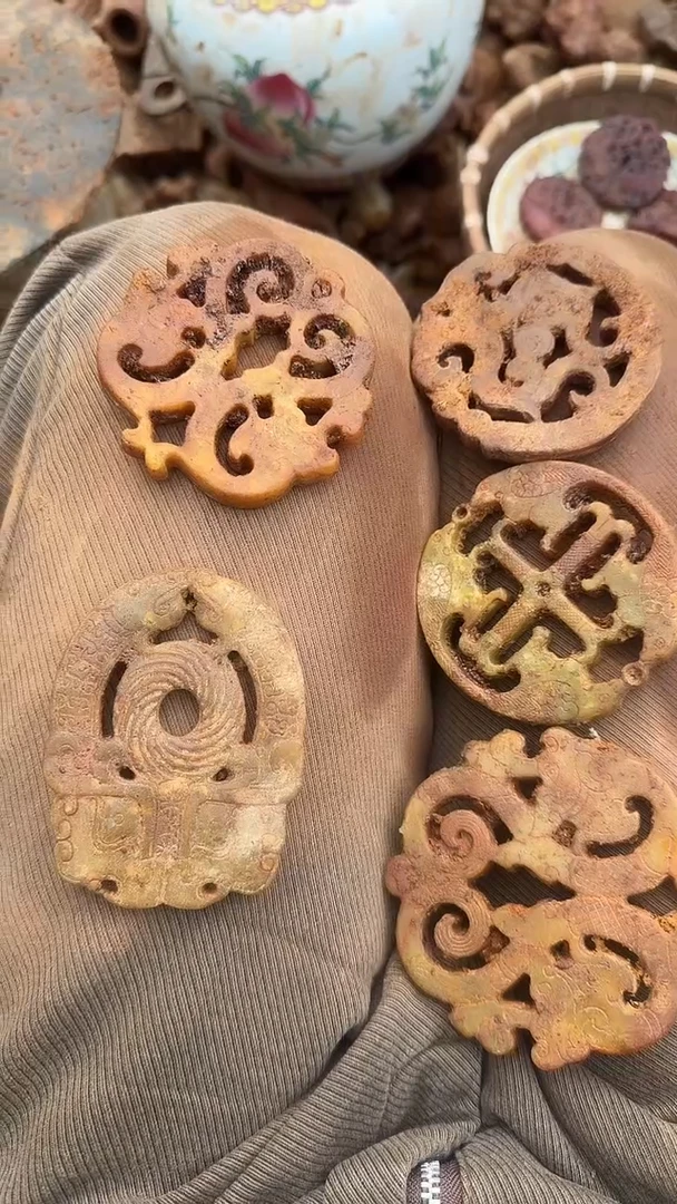 未镶嵌岫岩河磨玉（透闪石质玉）挂件我****。岫岩河磨玉