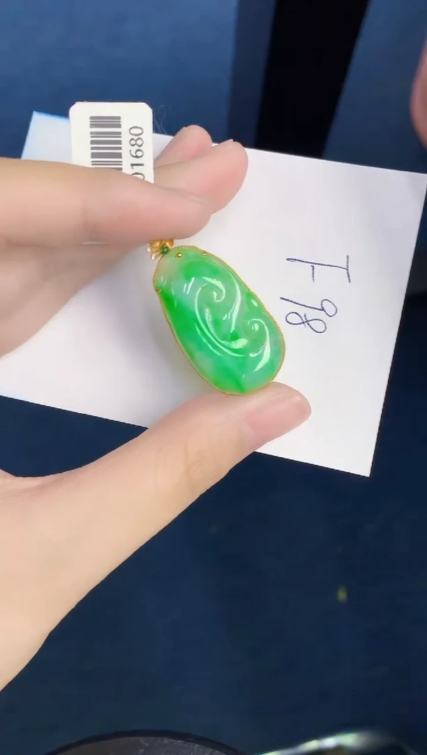 翡翠18K金镶嵌颈饰0000000000