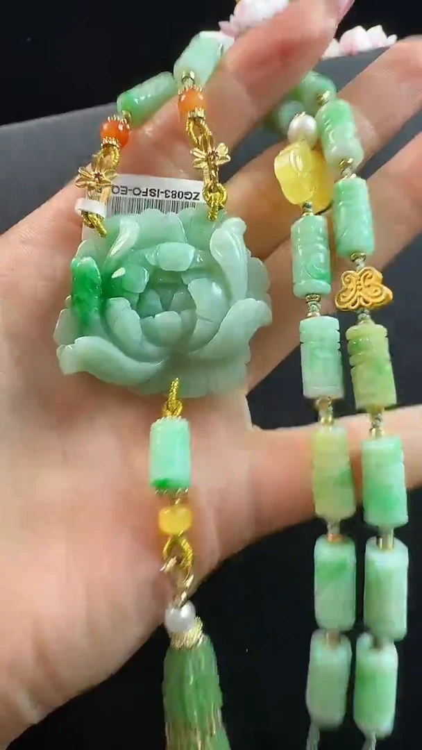 颈饰未镶嵌翡翠花牌