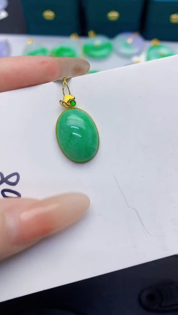 颈饰18K金镶嵌翡翠缅甸天然翡翠A货