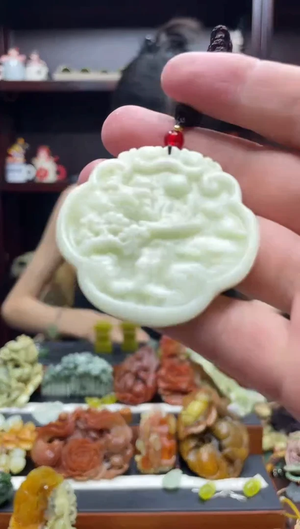 岫玉未镶嵌吊坠·