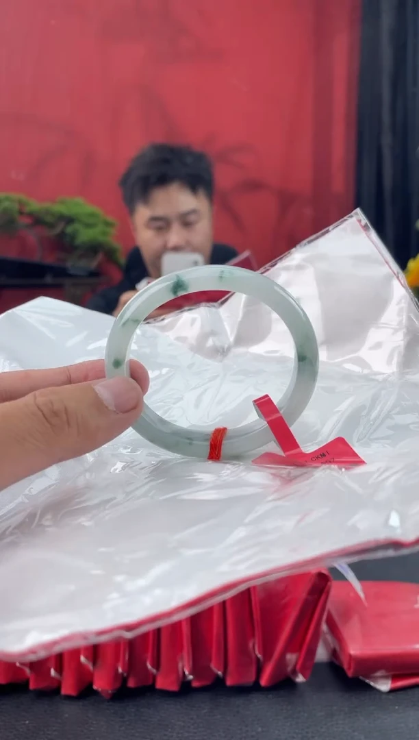 未镶嵌手镯（贵妃镯）翡翠4