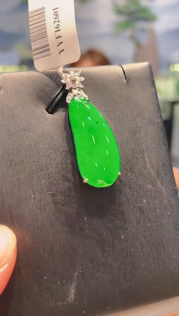 翡翠18K金镶嵌颈饰翡翠A25