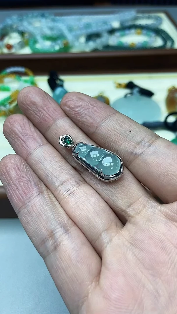 翡翠未镶嵌颈饰豆子