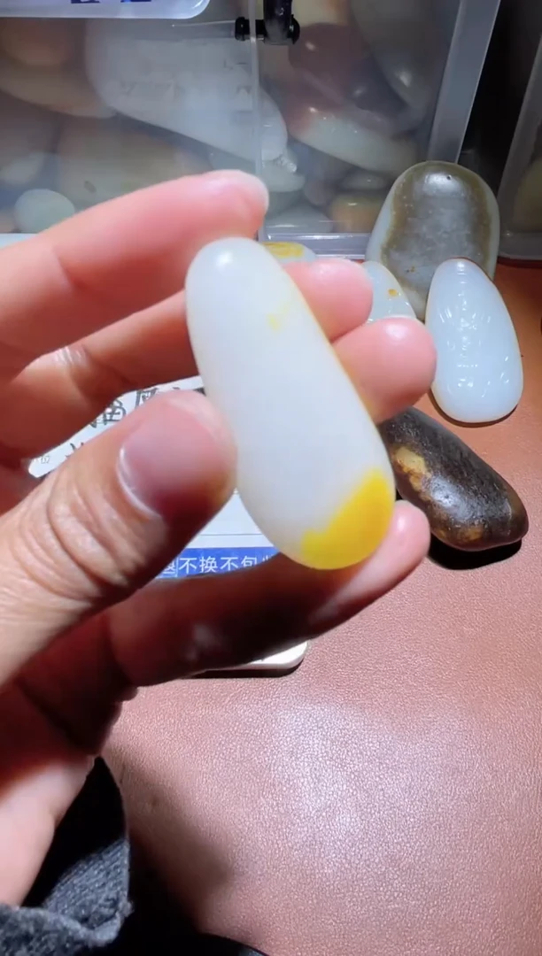 未镶嵌和田玉（糖玉）挂件和田玉