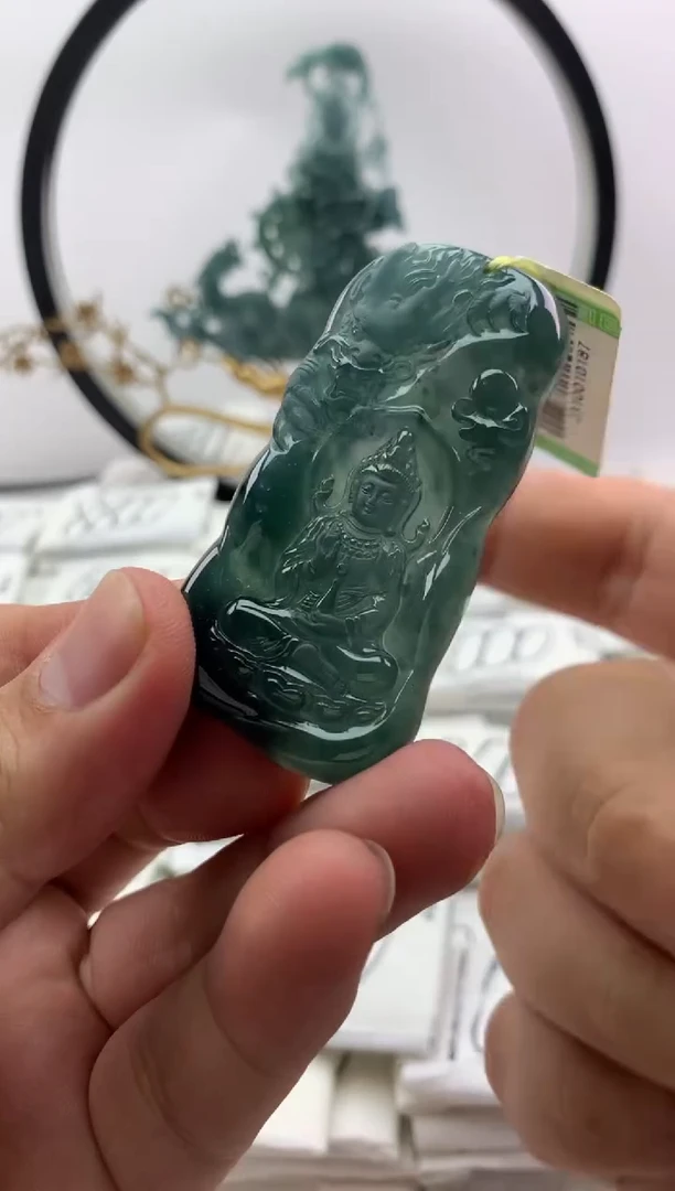 翡翠未镶嵌颈饰观音