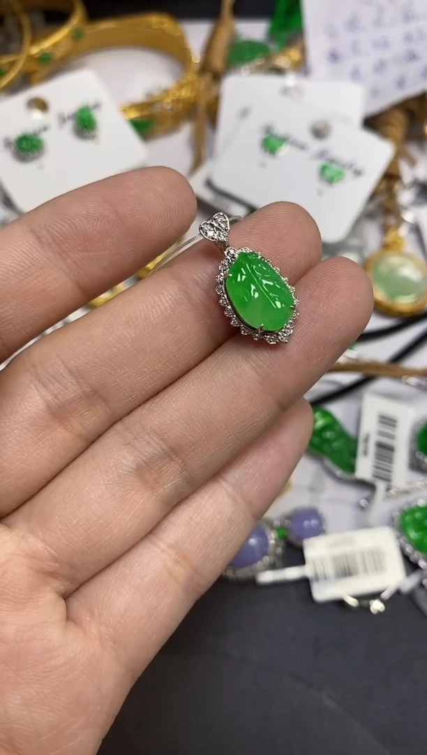 颈饰18K金镶嵌翡翠颈饰 18K金镶嵌 翡翠