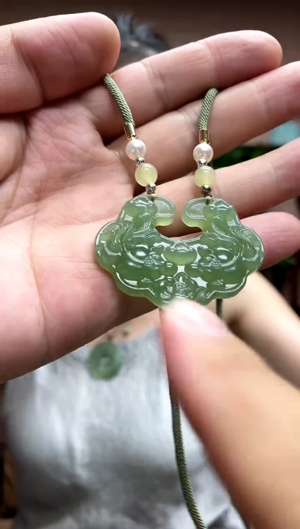 岫玉未镶嵌颈饰·