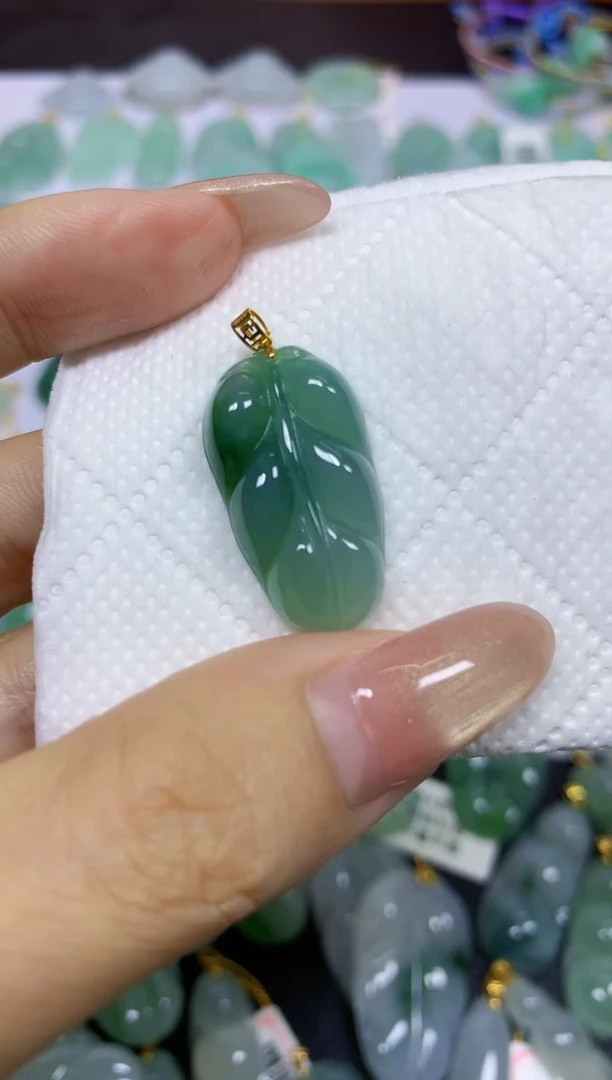 颈饰18K金镶嵌翡翠天然翡翠A货