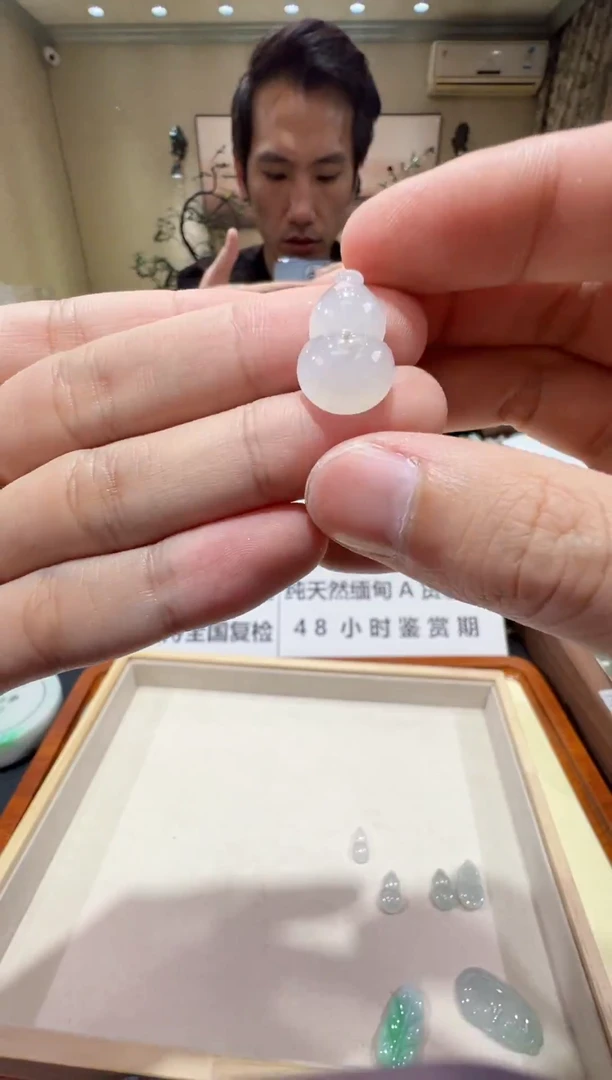 颈饰未镶嵌翡翠-纯天然缅甸A货翡翠吊坠-冰种葫芦吊坠
