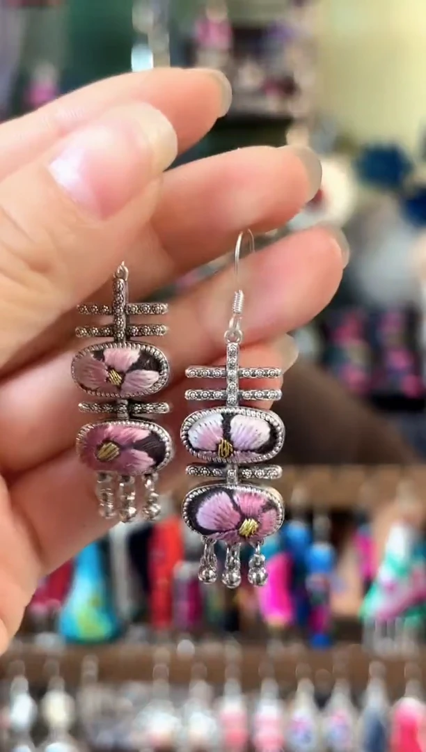 彩云南阁非遗老绣饰品605