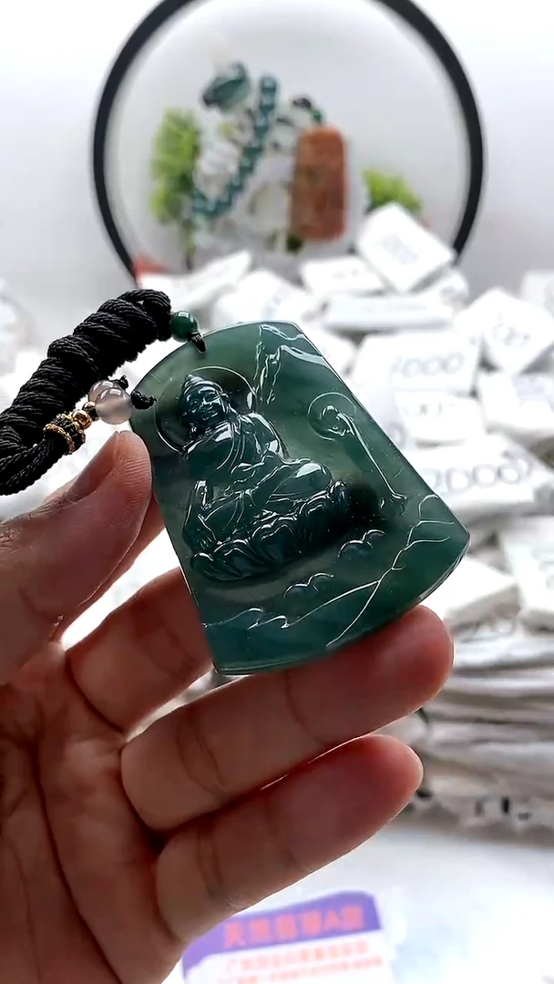翡翠未镶嵌颈饰大日如来