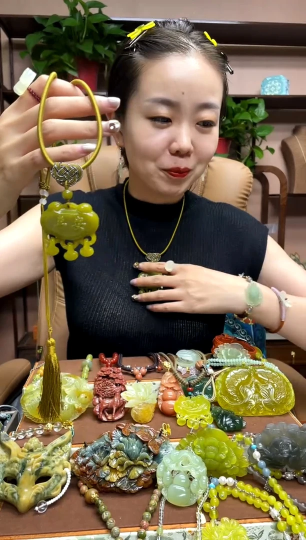 未镶嵌岫玉颈饰多样性发货发其中之一