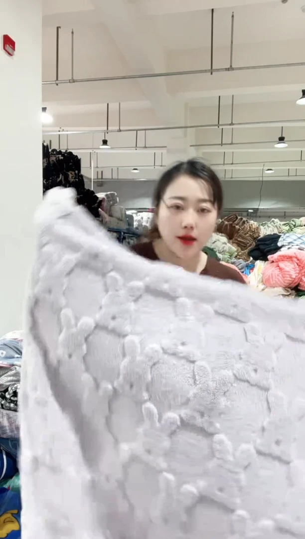 牛奶绒主播手上展示的产品