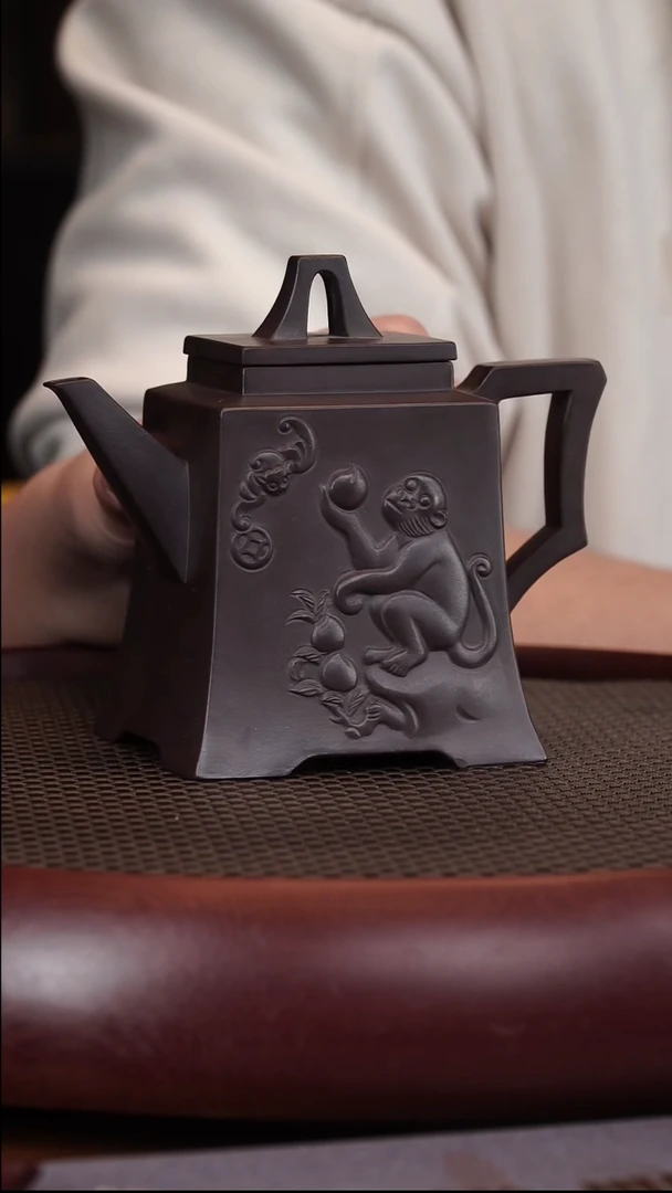 【闪购商品】紫砂茶壶1-66 YXM灵猴献瑞百目紫泥400c