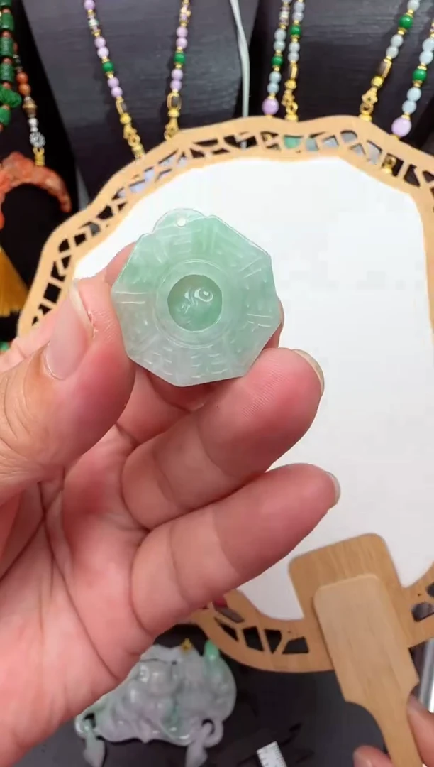 颈饰未镶嵌翡翠钮****?吊坠