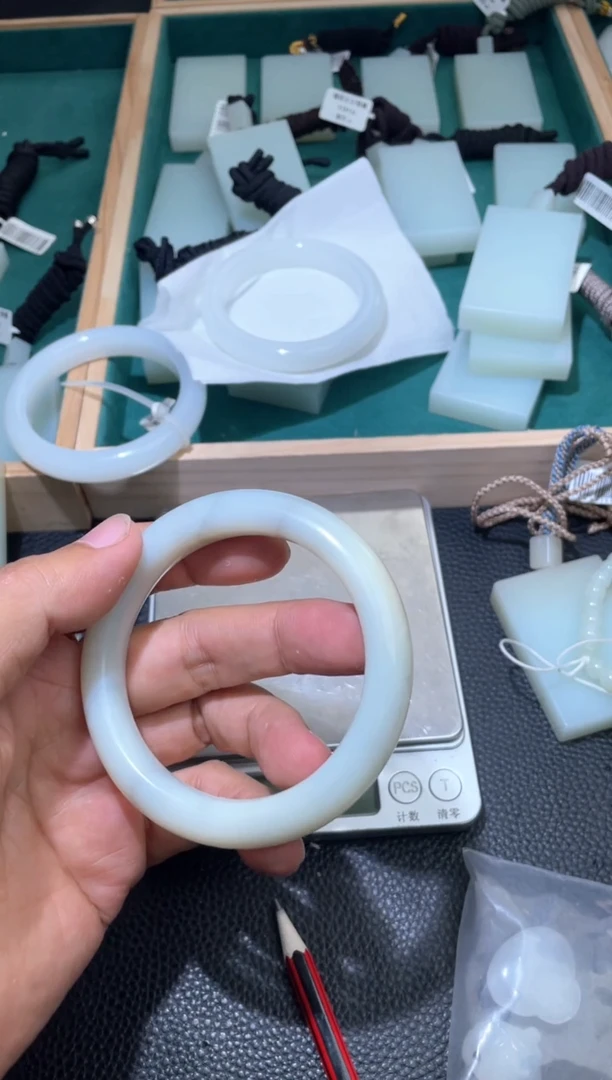 定制和田玉精品手镯