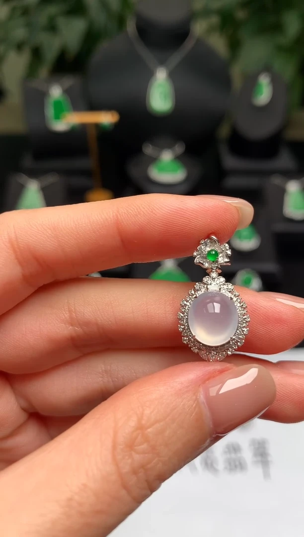 颈饰18K金镶嵌翡翠冰蛋