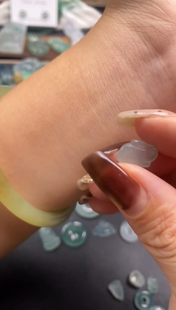 颈饰未镶嵌翡翠兔子