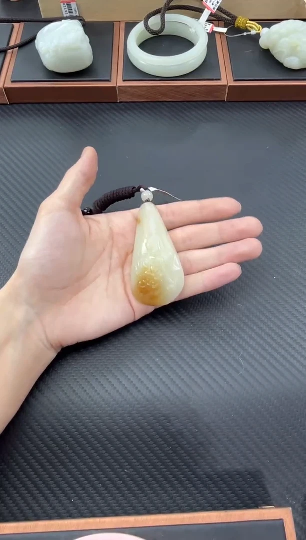 【闪购商品】和田玉吊坠(赠链)未镶嵌且末金山微色差吊坠
