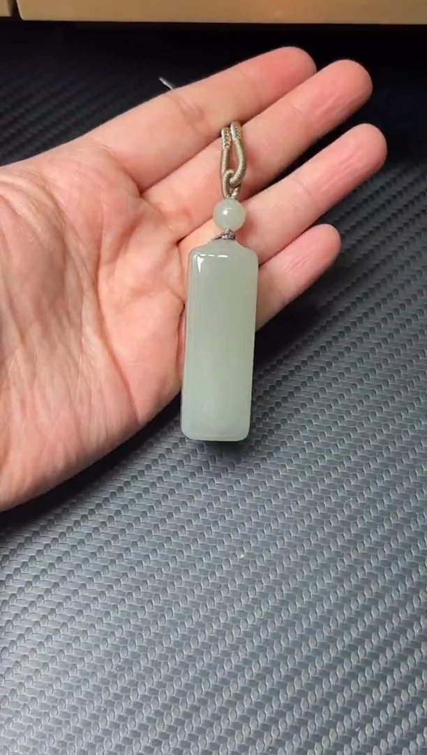 吊坠(赠链)未镶嵌和田玉且末近矿微色差吊坠m