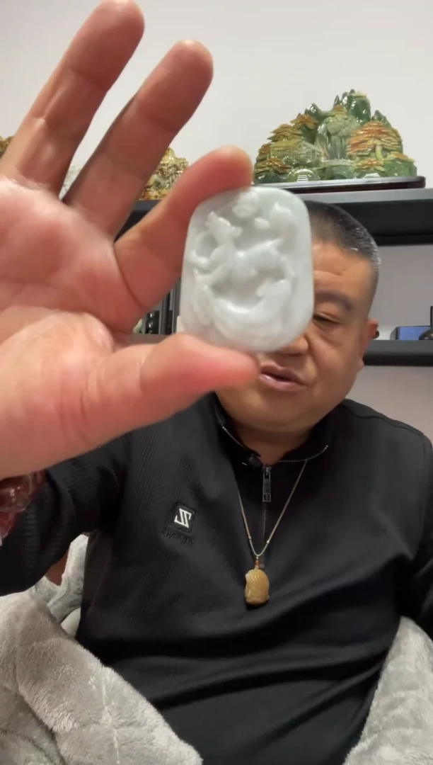 吊坠(赠链)未镶嵌翡翠生肖狗吊坠