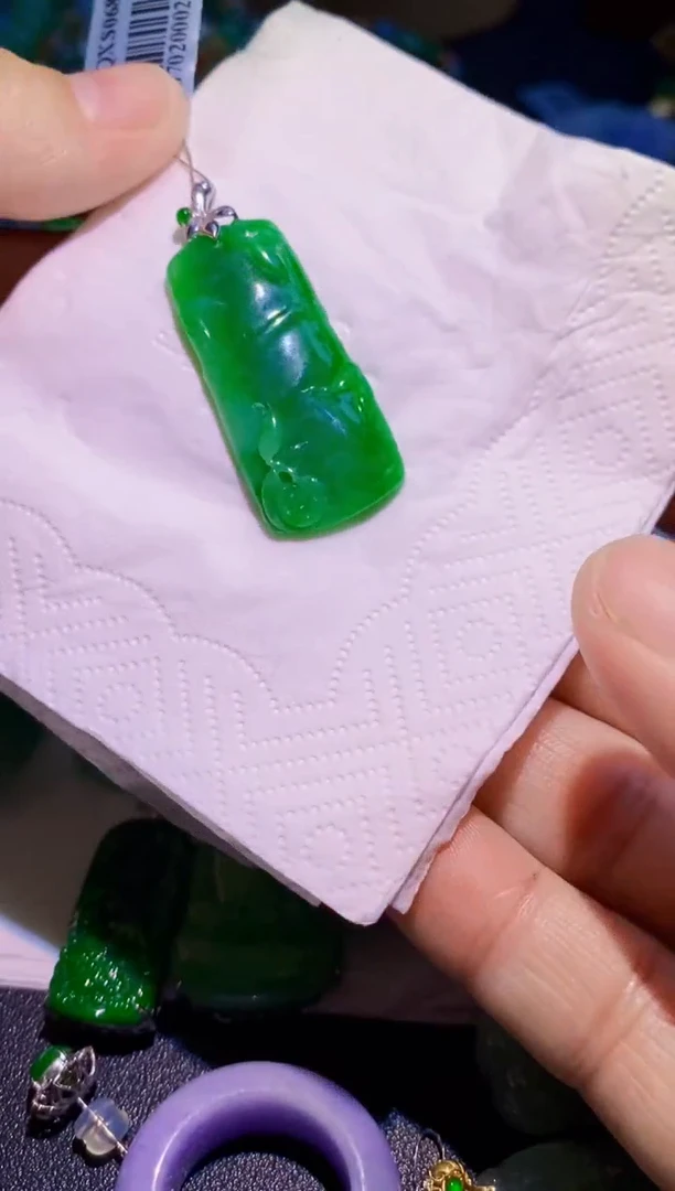 翡翠18K金镶嵌颈饰竹子
