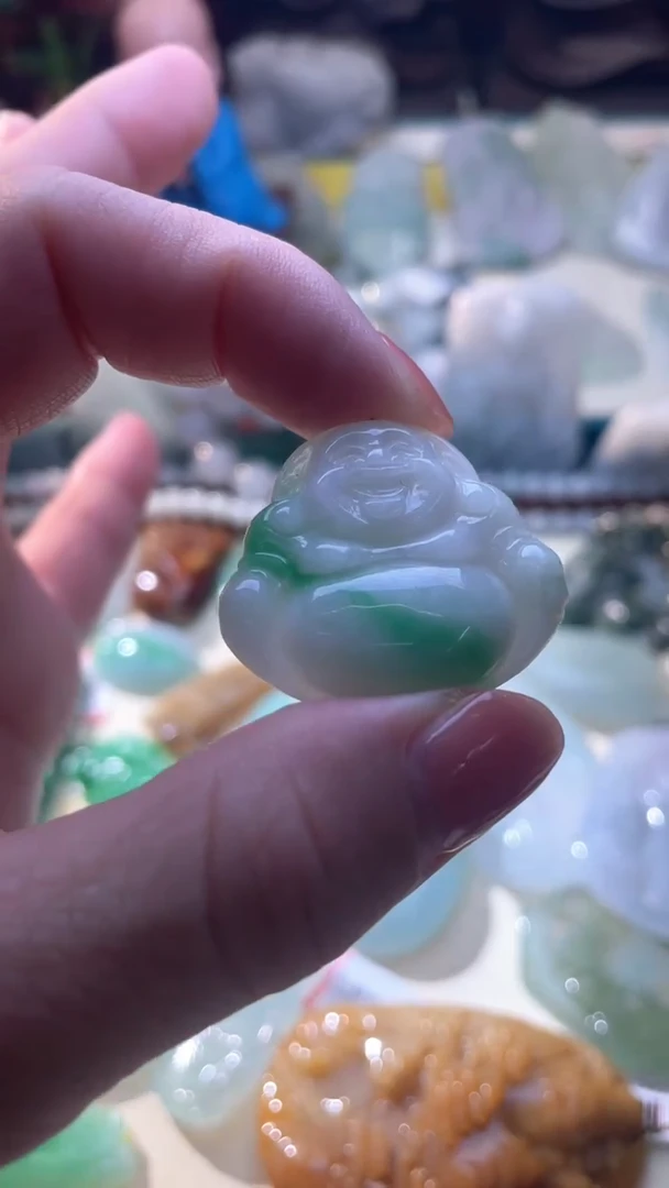 翡翠未镶嵌颈饰佛公