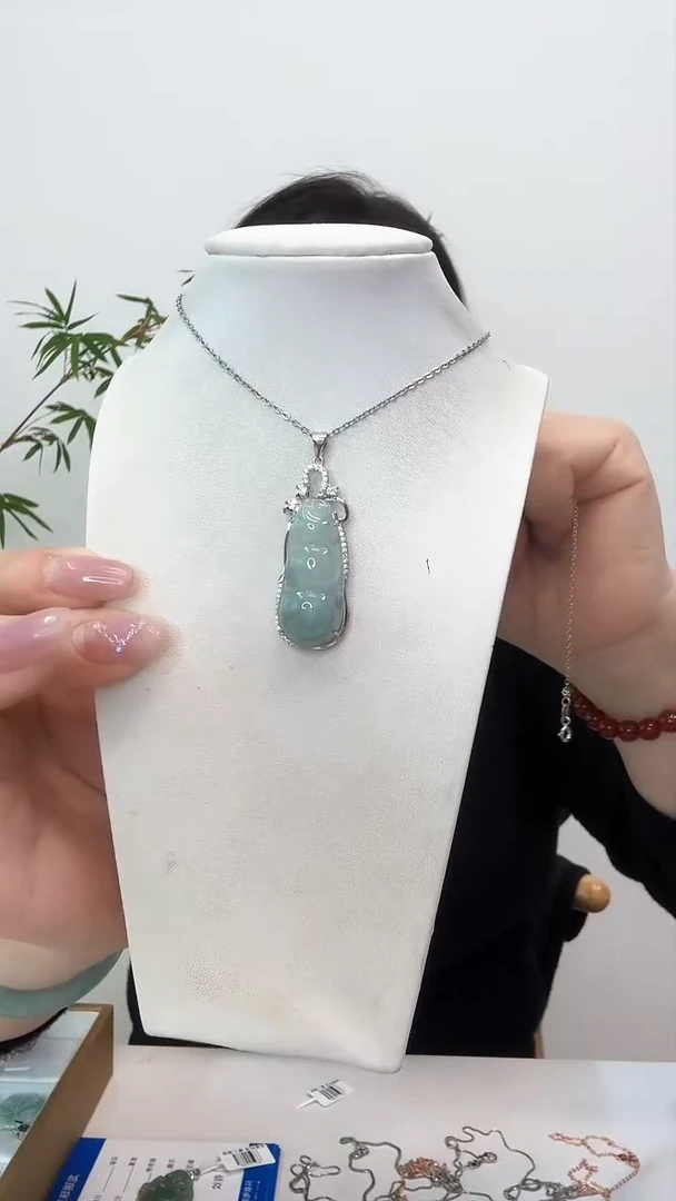 【闪购商品】翡翠吊坠(赠链)银S925镶嵌小福豆