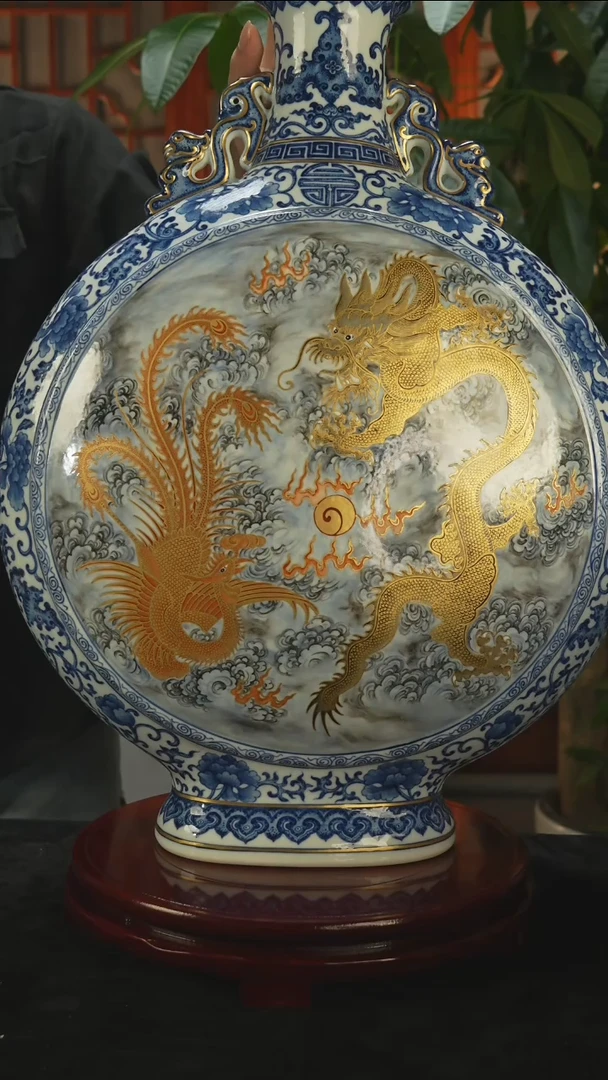 其他青花描金龙凤呈祥抱月瓶