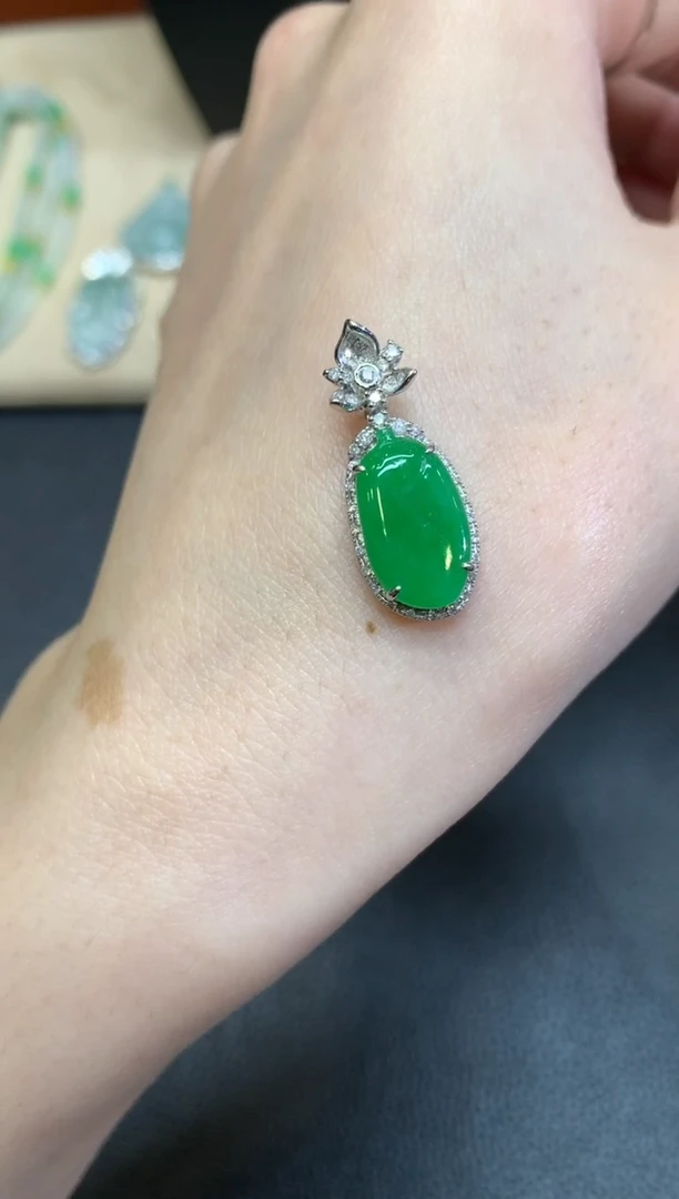 【闪购商品】翡翠颈饰18K金镶嵌福瓜【无服务费】