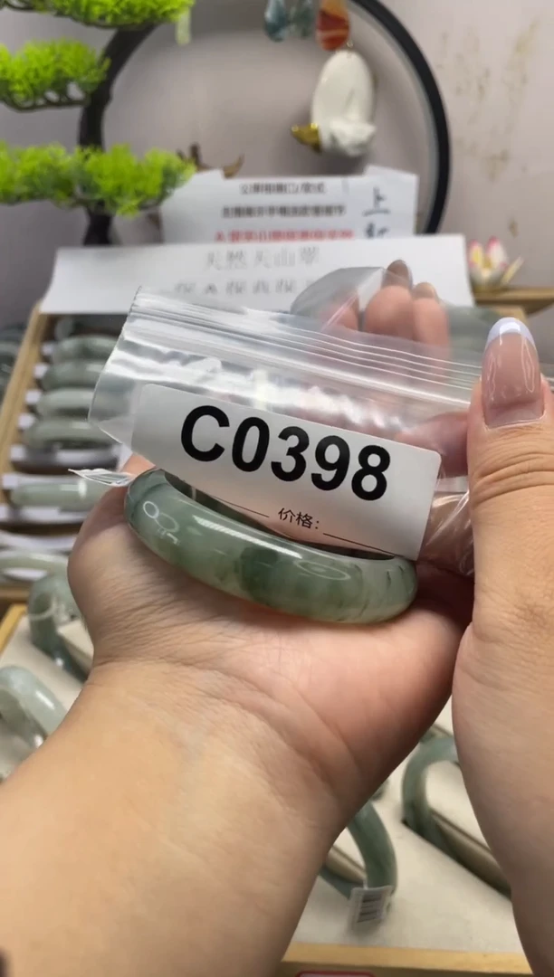 石英质玉（天山翠）手镯未镶嵌c0398