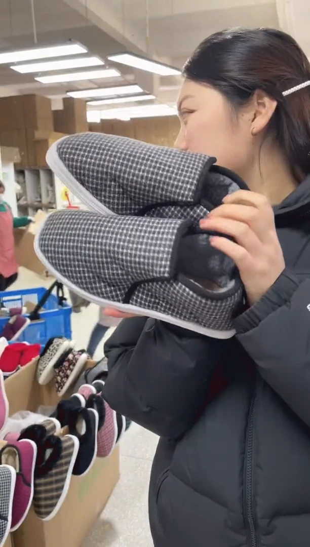 手纳底黑灰格棉鞋44码