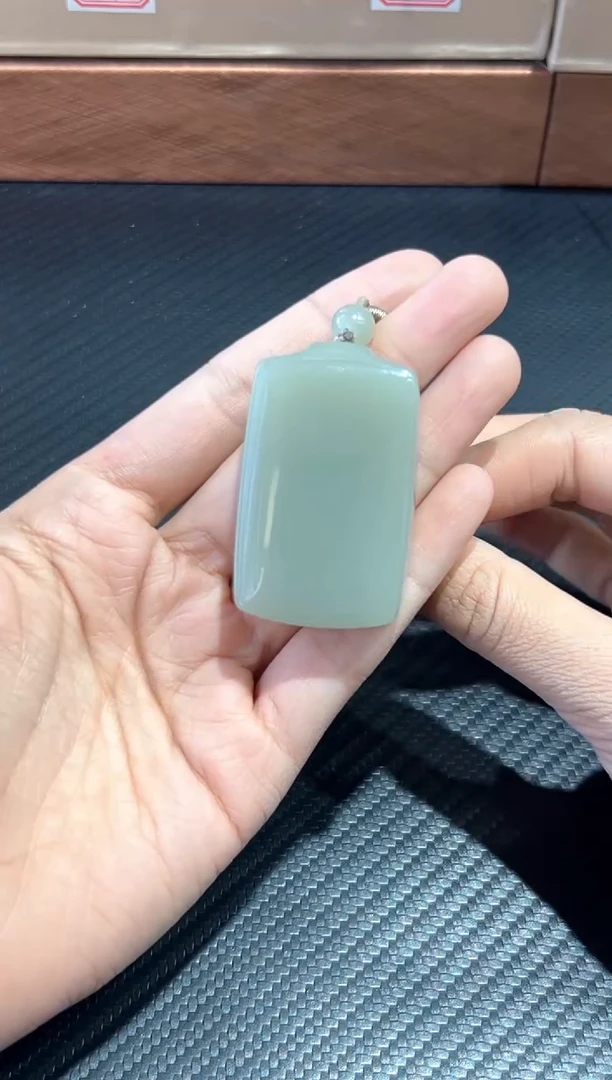 吊坠(赠链)未镶嵌和田玉玉**成且末微色差近矿k
