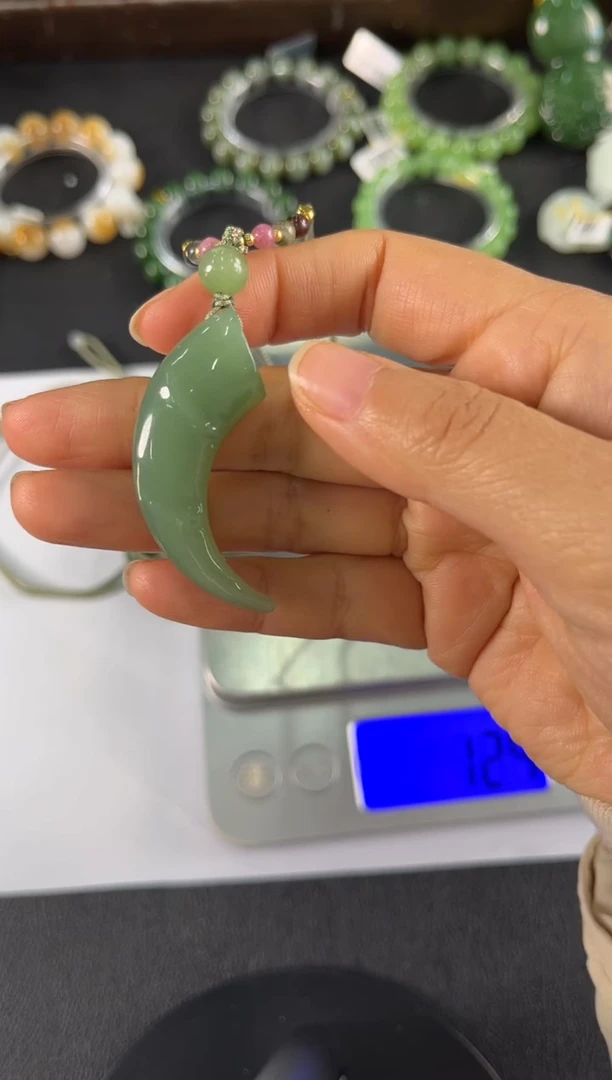 颈饰未镶嵌和田玉吊坠