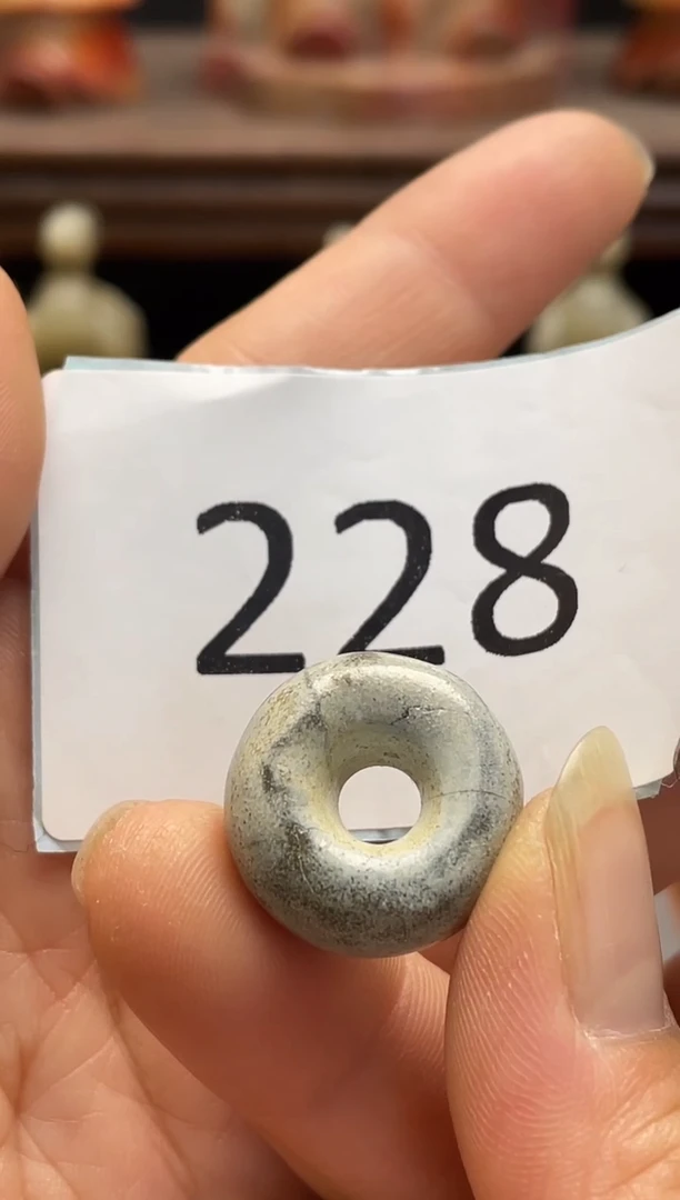 和田玉未镶嵌颈饰.