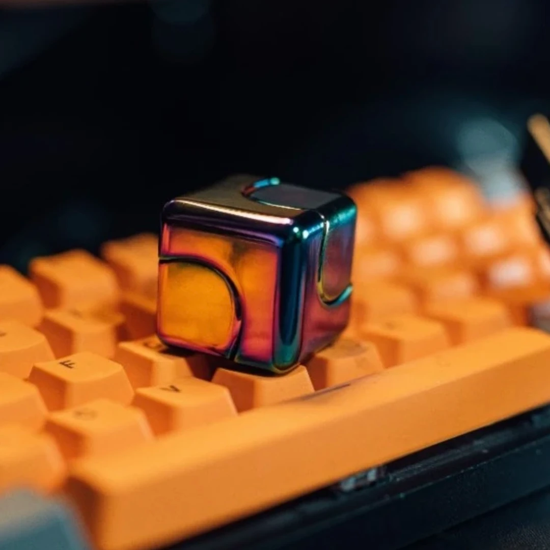 新款通用正方形合金陀螺旋转魔方指尖陀螺炫彩减压玩具锌合金