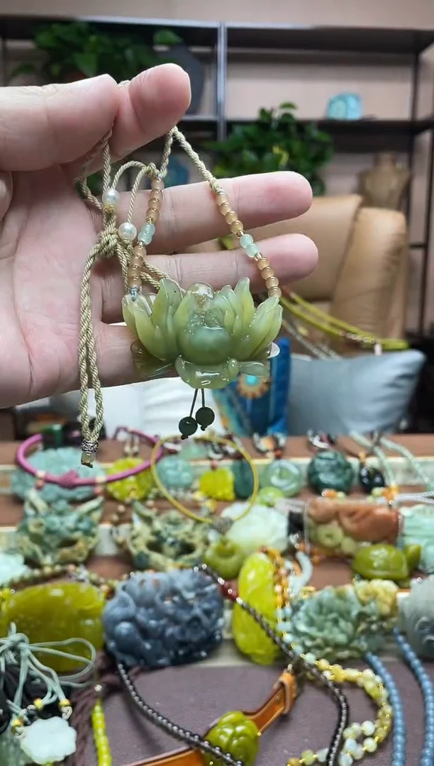 未镶嵌岫玉颈饰·