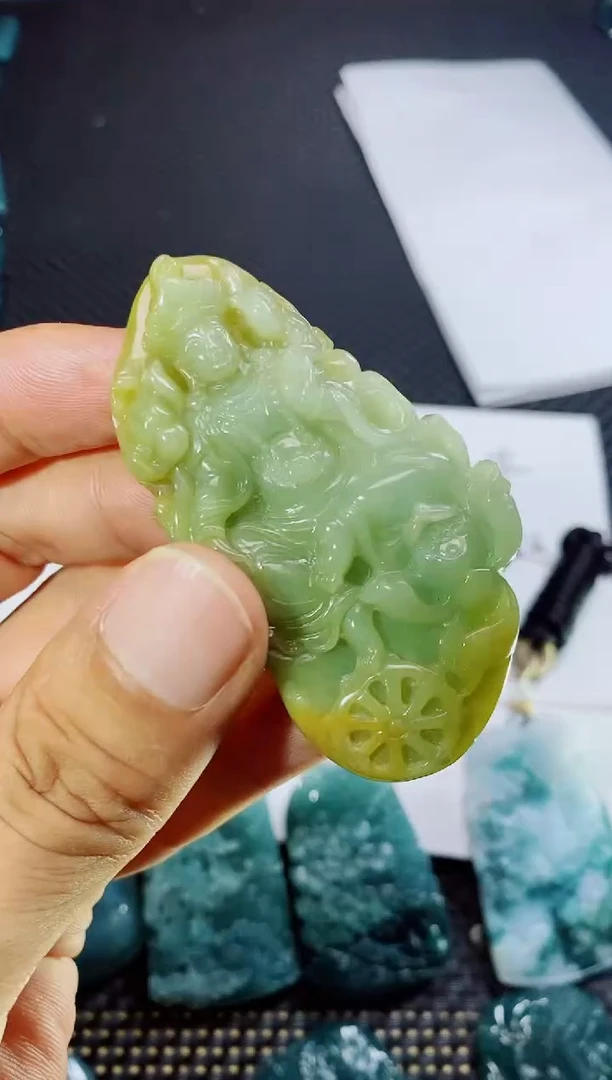 翡翠未镶嵌颈饰