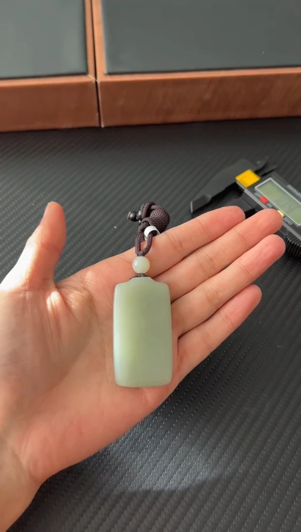 吊坠(赠链)未镶嵌和田玉且末微色差近矿吊坠m