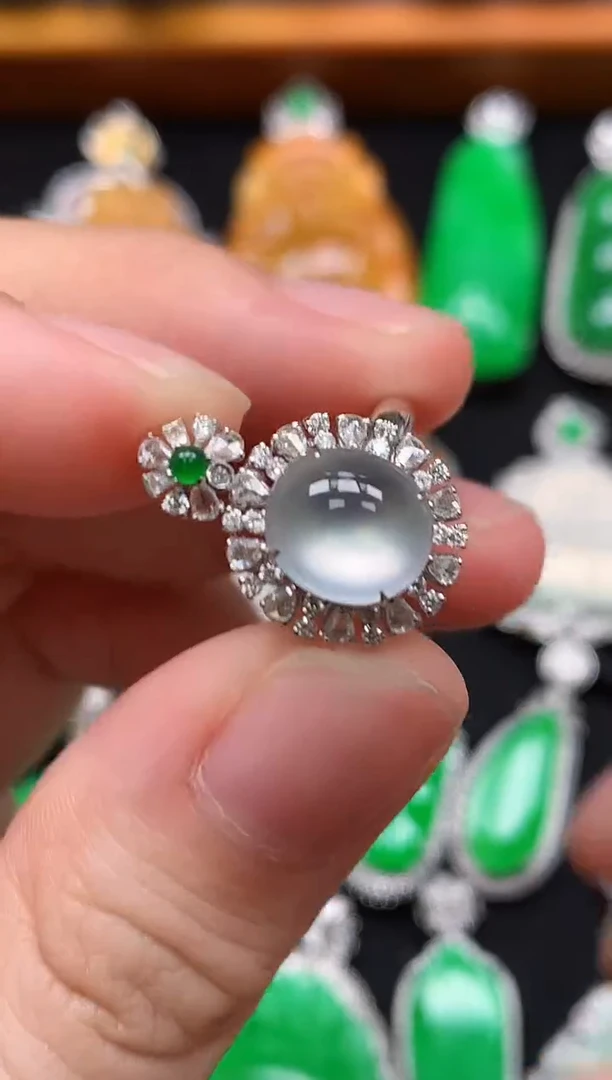 18K金镶嵌戒指翡翠两用款