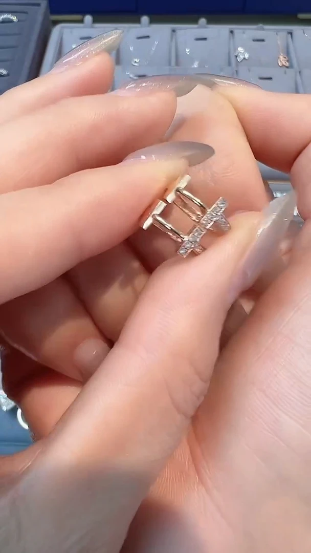 【闪购商品】钻石耳饰18K金镶嵌耳钉